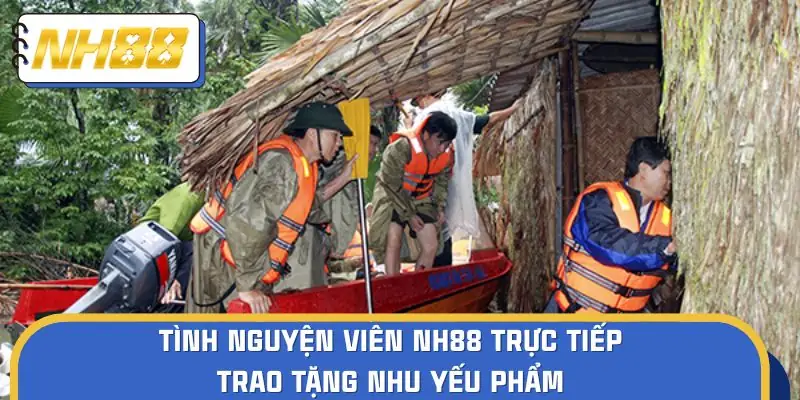 Tình nguyện viên NH88 trực tiếp trao tặng nhu yếu phẩm