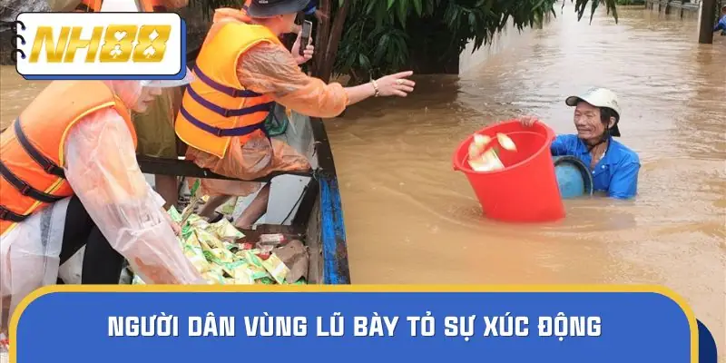 Người dân vùng lũ bày tỏ sự xúc động